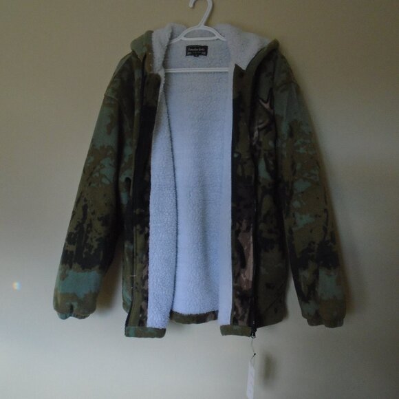 CANADIAN LOOKS WOMENS WINTER JACKET SIZE MEDIUM WITH DEER PRINT FRONT AND BACK - Picture 3 of 4